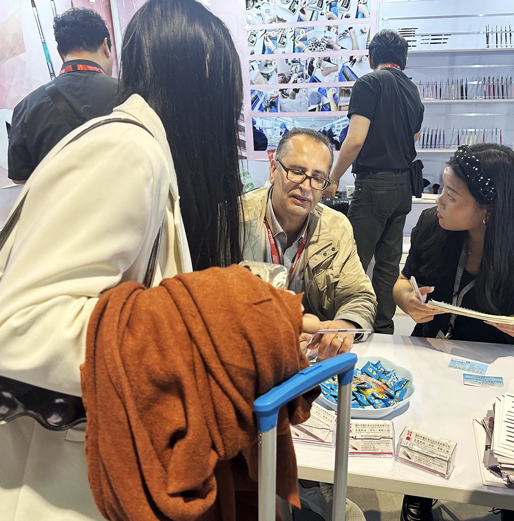 Cosmoprof HK 2024, कई नेल ब्रश पुराने और नए फ्रीइंड्स से मिले।